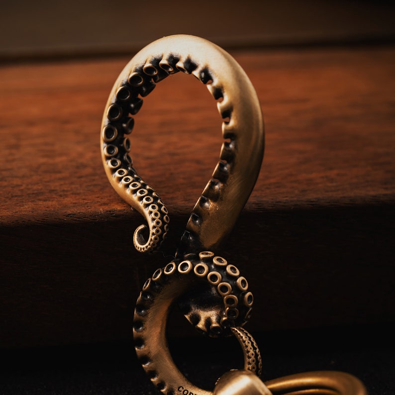 Porte-clés tentacule de pieuvre en laiton. Porte-clés design. Gadget fantaisie. Cadeau pour les amoureux de l'océan. Porte-clés Cthulhu en laiton. Bijoux nautiques. image 5
