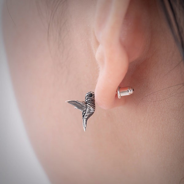 Boucles D'oreilles Colibri En Argent Avec Yeux De Pierres Précieuses. Boucles d'oreilles oiseaux en argent. Bijoux d'oiseau. Cadeau pour amateur d'oiseaux. Cadeau pour elle.