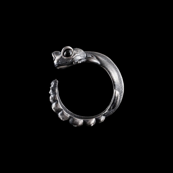 Bague Knob Tail Gecko en argent avec yeux en pierres précieuses. Cadeau pour amoureux des geckos. Cadeau pour amateur de reptiles. Bague en argent. Cadeau spécial.