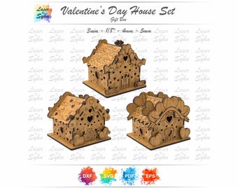Puede incluir: Un set de regalo Valentine's Day House Set. El conjunto incluye tres casas de madera con recortes en forma de corazón y elementos decorativos. Las casas son de madera de color marrón claro. El texto "Valentine's Day House Set" es visible.