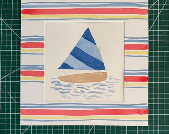 Velero clásico de 8x8 pulgadas con vela a rayas azules en el agua - pintura original en acuarela