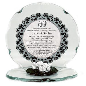 Könnte beinhalten: Eine Glasplakette mit silbernem Rahmen und schwarzem Blumendesign. Die Plakette zeigt ein Gedicht zur Feier eines 60. Hochzeitstages mit dem Text "Herzlichen Glückwunsch zu Ihrem 60. Diamanten-Hochzeitstag. James & Sophie".