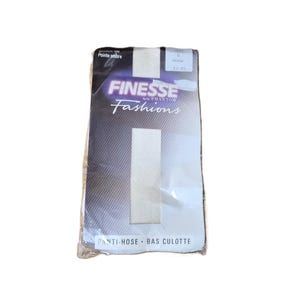 Puede incluir: Un paquete de pantimedias Finesse Fashions en una envoltura de plástico transparente. El empaque presenta un fondo degradado en blanco y negro con el texto Finesse Fashions, shadow toe, pointe ombre y PANTI-HOSE BAS CULOTTE impreso.