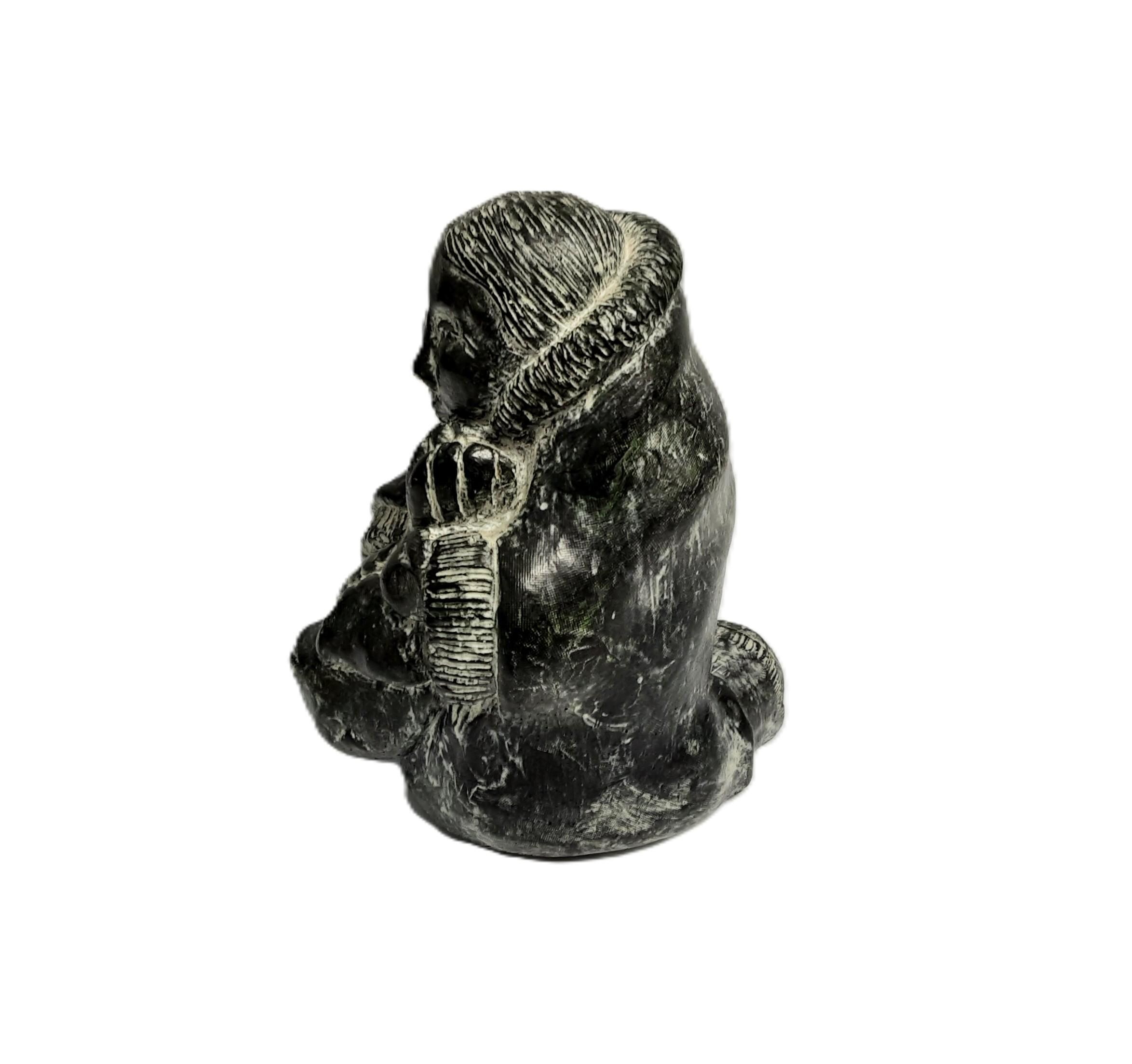 ヴィンテージソープストーン彫刻：印章付きイヌイットハンター - Wolf