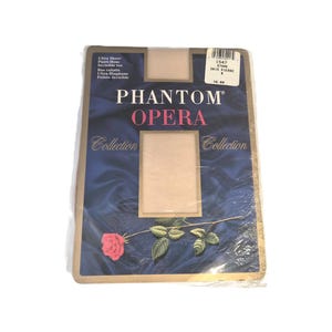 Może przedstawiać: Opakowanie rajstop z kolekcji Phantom Opera. Opakowanie jest beżowe i zawiera różowe i białe napisy "Phantom Opera". Różowa róża i zielone liście znajdują się na dole. Słowa "Ultra Sheer" są wydrukowane w lewym górnym rogu.
