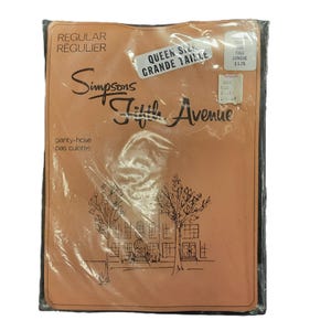 Peut inclure: Paquet scellé de bas collants de Simpsons Fifth Avenue. L'emballage est de couleur beige avec du texte noir et un dessin d'un bâtiment et d'arbres. L'emballage porte un autocollant Queen Size et un autocollant Tall Longue.