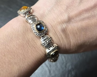 Pulsera vintage Art Déco de 19 cm con pedrería sintética plateada y cierre magnético.