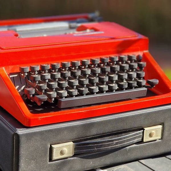 olivetti lettera 31 red vintage typewriter