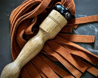 Handgemaakte suède flogger | Wit limbahouten handvat | 21 watervallen | BDSM-speelgoed met impact | Premium koeienhuid