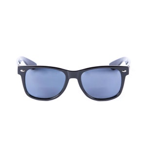 Puede incluir: Gafas de sol de plástico negro con lentes azul oscuro.