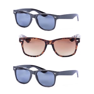 Könnte beinhalten: Drei Sonnenbrillenpaare werden gezeigt. Zwei Paare haben schwarze Rahmen und dunkle Gläser. Das dritte Paar hat einen Schildpattmusterrahmen mit braunen Farbverlaufsgläsern. Alle haben eine klassische, rechteckige Form.