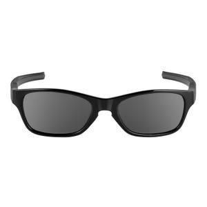 Puede incluir: Gafas de sol negras con lentes de color gris oscuro. Las gafas tienen una montura rectangular y un diseño elegante y moderno. Las patillas se curvan ligeramente para un ajuste cómodo. Las lentes están tintadas, proporcionando protección solar.