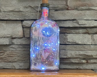 Klimt, Decoupage Upcycle Glazen fles met Fairy Lights- Thema -The Kiss - Potichomania Art, Night Light