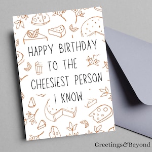 Puede incluir: Una tarjeta blanca con un patrón de queso marrón y el texto "Feliz cumpleaños a la persona más cursi que conozco".