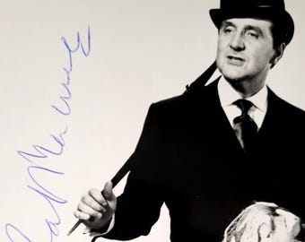 1-Autographed photos Patrick Macnee & Diana Rigg (not autographed) "The Avengers" Photo + Collector Cards