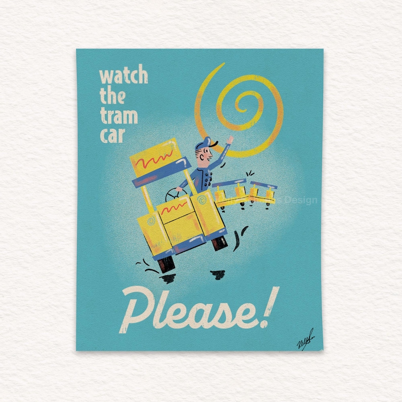 Pu&ograve; includere: Poster vintage con sfondo turchese. Presenta un tram giallo con un conducente e il testo "watch the tram car Please!". Una spirale gialla si trova nell'angolo in alto a destra. L'illustrazione ha un'estetica retr&ograve;.