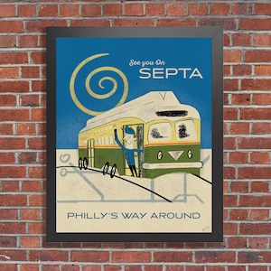 Può includere: Un poster vintage incorniciato con un design retrò raffigurante un tram verde e giallo. Il poster presenta il testo "See you on SEPTA" e "Philly's Way Around" in uno schema di colori blu e bianco. Un conducente di cartoni animati saluta.