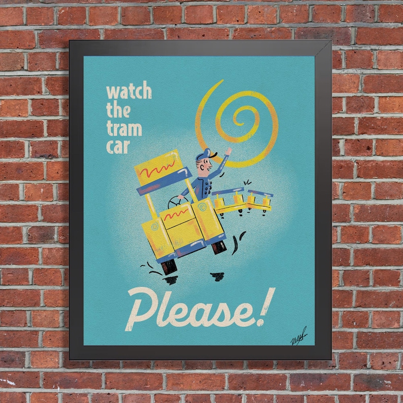 Pu&ograve; includere: Poster vintage incorniciato con sfondo verde acqua. Il poster presenta un tram giallo con un conducente, un design giallo a spirale e le parole "watch the tram car" e "Please!" in bianco.