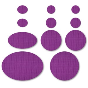 Puede incluir: Un conjunto de ocho parches de tela de color morado en varios tamaños y formas, incluyendo círculos y óvalos. Los parches tienen una superficie texturizada.