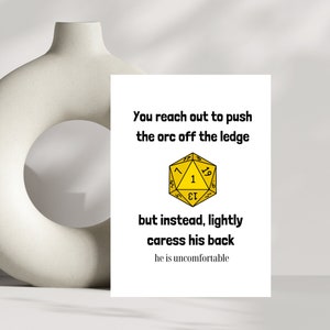 Puede incluir: Una tarjeta blanca con texto negro que dice "You reach out to push the orc off the ledge but instead, lightly caress his back he is uncomfortable". Un dado amarillo de 20 caras con un 1 mostrando est&aacute; en el centro de la tarjeta.