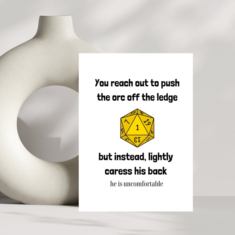 Puede incluir: Una tarjeta blanca con texto negro que dice "You reach out to push the orc off the ledge but instead, lightly caress his back he is uncomfortable". Un dado amarillo de 20 caras con un 1 mostrando est&aacute; en el centro de la tarjeta.