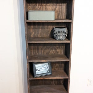 Libreria verticale personalizzata sostenibile fatta a mano in legno massello naturale scaffale espositore scaffale alto per libri libreria in legno