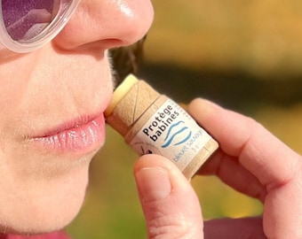 Baume à lèvres naturel bleuet sauvage | Tube compostable 6g | Artisanal Québec | Cire abeille beurre cacao mangue | Protège-babines