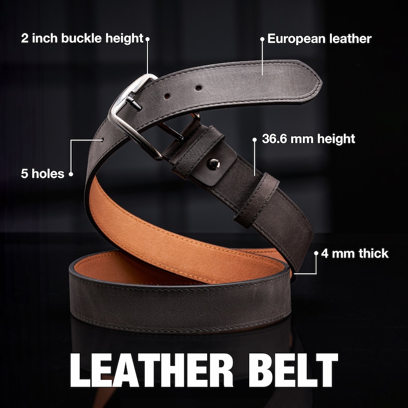 Pu&ograve; includere: Una cintura in pelle marrone scuro con una fibbia argentata. La cintura &egrave; alta 5 cm e ha 5 fori. La cintura &egrave; realizzata in pelle europea ed &egrave; spessa 4 mm.