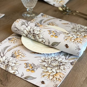 Set of 4 vintage yellow floral Bee Placemats,Wildflower Botanical,Spring Farmhouse Rustic Dining Table Decor,Machine Washable Kitchen Linens