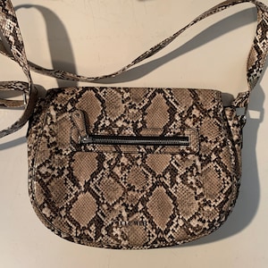 Monedero de piel de serpiente sintética de Nine West