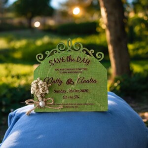 Fancy huwelijksuitnodiging, land huwelijksuitnodiging, houten bloemen Save the Date uitnodiging met ambachtelijke envelop, rustieke huwelijksuitnodigingen