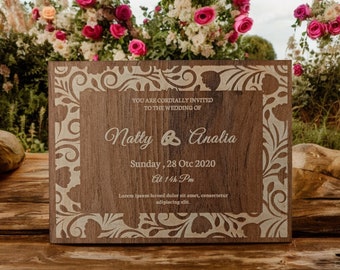 Pode incluir: Um convite de casamento de madeira com um design floral. O convite diz "Você está cordialmente convidado para o casamento de Natty & Analia, domingo, 28 de outubro de 2020 às 14h. Lorem ipsum lorved dolor sit amet, consectetur adipiscing elit."