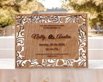 Pode incluir: Um convite de casamento de madeira com um design floral decorativo. O convite diz "YOU ARE CORDIALLY INVITED TO THE WEDDING OF Natty & Analia Sunday, 28 Oct 2020 At 14k Pm Lorem ipsum loroed dolor sit amet, consectetur adipiscing elit."