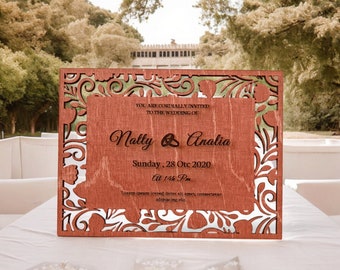 Pode incluir: Um convite de casamento de madeira com um design floral decorativo. O convite diz "Você está cordialmente convidado para o casamento de Natty & Analia, domingo, 28 de outubro de 2020 às 14h00. Lorem ipsum loroed dolor sit amet, consectetur adipiscing elit."