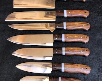 Juego de cuchillos de chef de acero al carbono hechos a mano: cuchillos de cocina de 7 piezas con mangos de palisandro y resina blanca: regalo para padrinos de boda, bodas o padres.