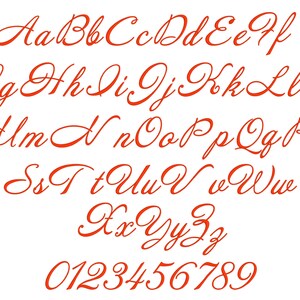 Puede incluir: Un alfabeto rojo en fuente cursiva con letras mayúsculas, minúsculas y números del 0 al 9. La fuente es de estilo script con un aspecto fluido y elegante.