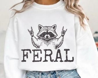 Maglietta con procione selvatico PNG, design divertente con procione spazzatura, grafica animale sarcastica, stile macchina da scrivere, meme estivo ragazza selvatica PNG