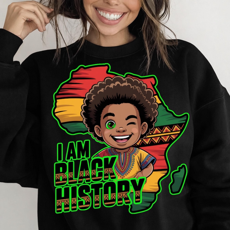 Peut inclure: Sweat-shirt noir avec une illustration de dessin anim&eacute; d'un enfant noir souriant, faisant un clin d'&oelig;il, sur fond de carte de l'Afrique en rouge, jaune et vert. Les mots "I AM BLACK HISTORY" sont &eacute;crits en vert.