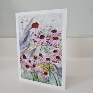 Flores de cone, equinácea, lavanda, flores de jardim rosa em um cartão de felicitações em branco para todas as ocasiões