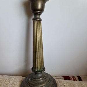 Bougeoir ancien en laiton patiné – style Empire – colonne cannelée – décoration vintage XIXe siècle