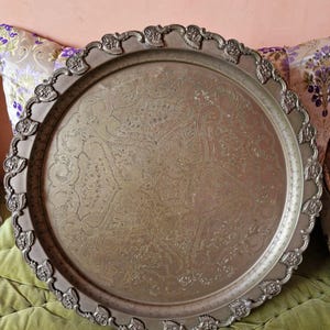Plateau vintage en métal argenté gravé à la main – Travail artisanal oriental – Années 1950