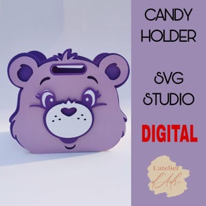 Puede incluir: Un portacaramelos de color lavanda con forma de cara de oso, con una ranura en la parte superior. El oso tiene una nariz blanca en forma de corazón y una boca sonriente. El texto "CANDY HOLDER", "SVG STUDIO" y "DIGITAL" es visible.
