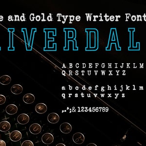 Puede incluir: Una máquina de escribir con las palabras "Blue and Gold Type Writer Font" y "RIVERDALE" en una fuente azul y blanca. El alfabeto y los números también se muestran en la misma fuente.