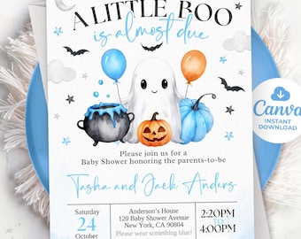 Może przedstawiać: Zaproszenie na baby shower w stylu Halloween. Zaproszenie przedstawia ducha trzymającego balony, kociołek i dynię. Tekst brzmi "A Little Boo is almost due" i zawiera szczegóły wydarzenia. Projekt jest w kolorach niebieskim, pomarańczowym i czarnym.