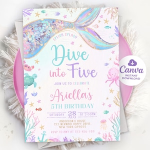 Puede incluir: Una invitación de cumpleaños con temática de sirena con una cola de sirena morada, azul y verde, una estrella de mar y un caballito de mar. El texto dice "Splish Splash Dive into Five Ariella's 5th Birthday Saturday 28 Aug at 2:00PM Anderson's House 123 Mermaid Happy Drive New York CA9022 RSVP to Amy at 123-456-789"