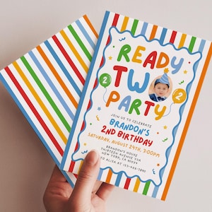 Op de afbeelding: Een rechthoekige verjaardagsuitnodiging met een kleurrijke verticaal gestreepte rand en een wit middenvlak met een golvende blauwe omlijsting. De tekst luidt READY TWO PARTY, Brandon's 2nd Birthday, zaterdag 24 augustus, 15:00 uur en adresgegevens.