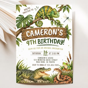 Könnte beinhalten: Eine Geburtstagseinladungskarte mit einer Aquarellillustration eines grünen Chamäleons auf einem Ast, einem Krokodil, einer Schlange und einem Frosch. Der Text lautet: Cameron's 9th Birthday, join us for an animal encounter, 26 Aug at 2:00 PM.