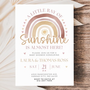 Könnte beinhalten: Eine Babyparty-Einladung mit einem Aquarell-Regenbogen-Design in Rosa-, Pfirsich- und Goldtönen. Der Text lautet "A Little Ray of Sunshine is Almost Here!" mit Veranstaltungsdetails. Die Einladung befindet sich auf weißem Hintergrund.