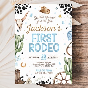 K&ouml;nnte beinhalten: Einladung zum Rodeo-Thema mit dem Text "Jackson's FIRST RODEO" in Blau und Braun. Das Design umfasst Illustrationen eines Cowboyhuts, Kaktus, Hufeisens und eines Stiersch&auml;dels, vor wei&szlig;em Hintergrund.