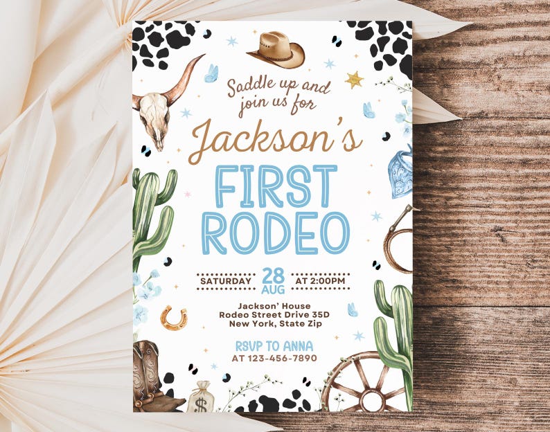 K&ouml;nnte beinhalten: Einladung zum Rodeo-Thema mit dem Text "Jackson's FIRST RODEO" in Blau und Braun. Das Design umfasst Illustrationen eines Cowboyhuts, Kaktus, Hufeisens und eines Stiersch&auml;dels, vor wei&szlig;em Hintergrund.